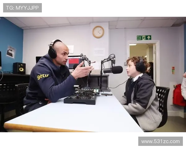 26岁退役热刺门将怀特曼成功转型为摄影师与电影导演展现文艺风采 26岁退役热刺门将怀特曼成功转型为摄影师与电影导演展现文艺风采